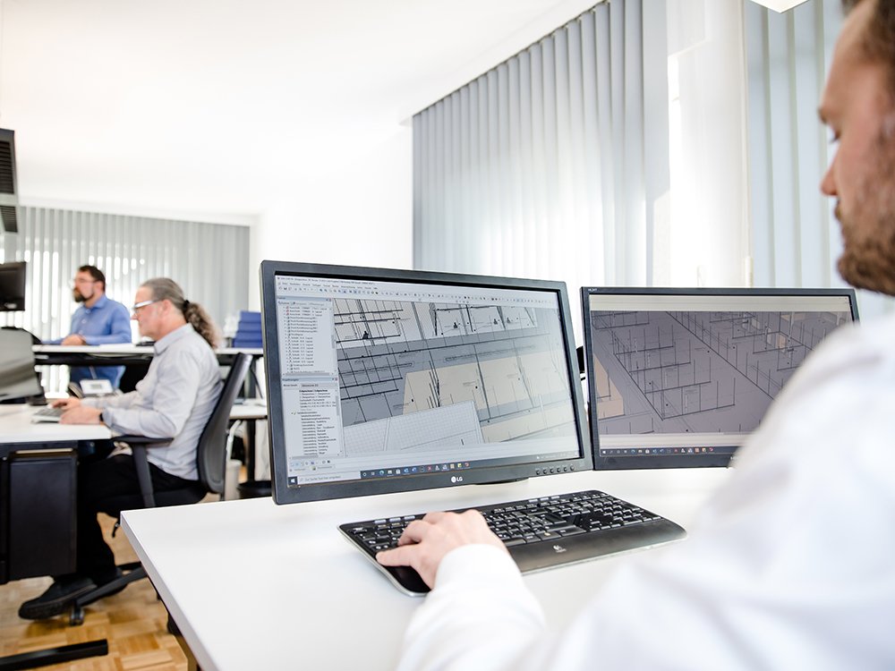 CAD-Arbeitsplatz für moderne Elektroplanung Mitarbeiter bei der CAD-Planung elektrotechnischer Anlagen im Ingenieur-Büro